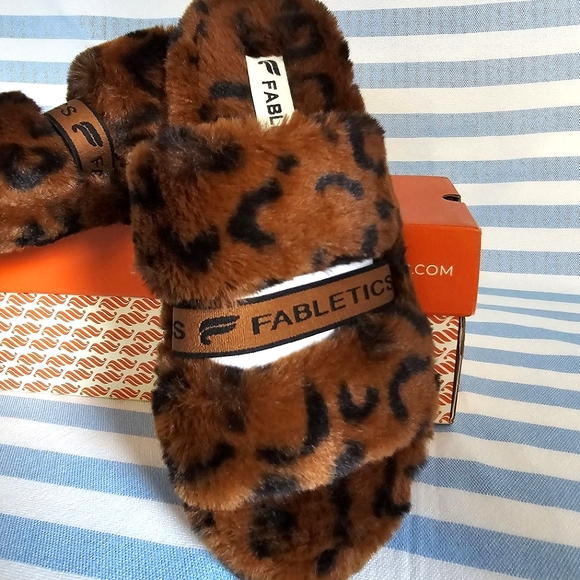 Fabletics - Slip On, Snug Strap Slipper, Leopard, Size 6 - Picture 4 of 6
